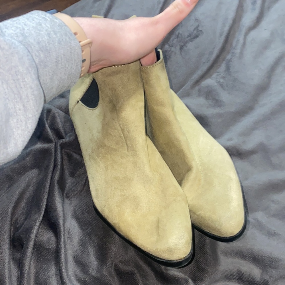 🛍️Cute heeled tan booties! - Picture 2 of 8
